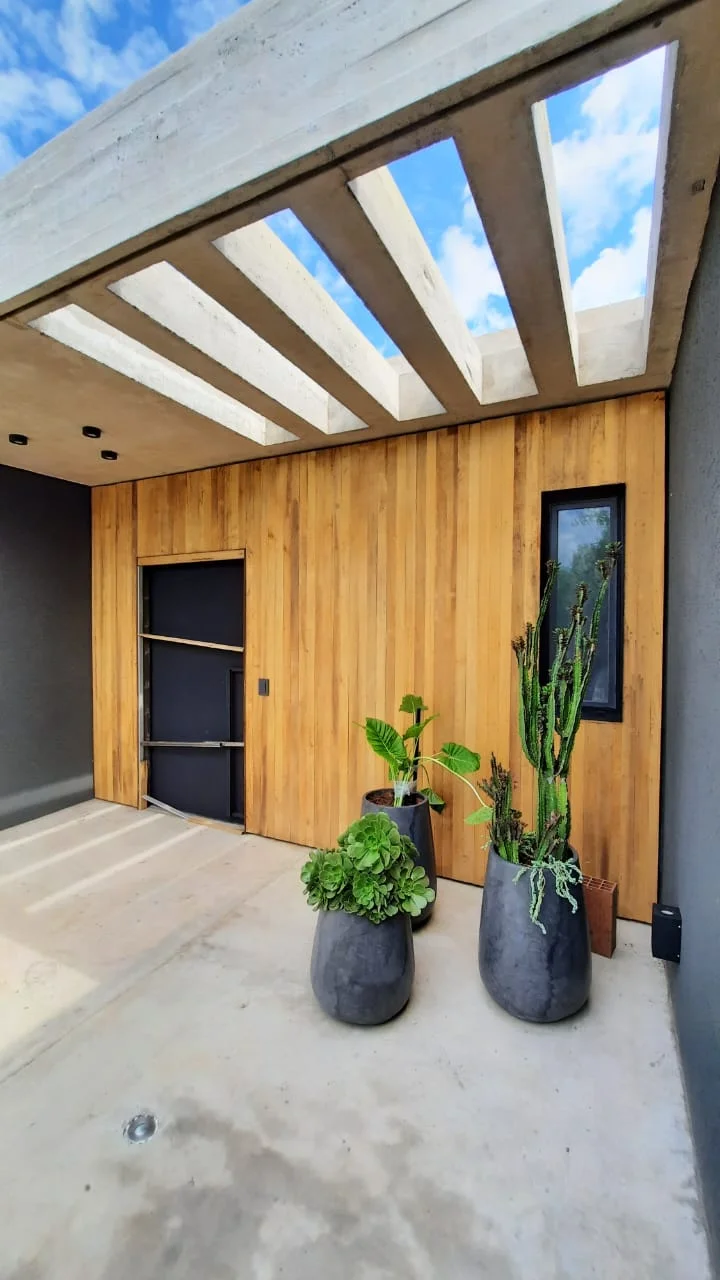 Casa Lucrecia Pilar — patio interno con revestimiento de madera