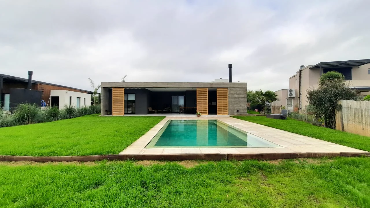 Casa Lucrecia Pilar — vista posterior con pileta y living integrado